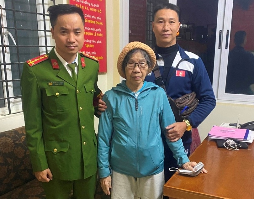 Công an phường Hải An kịp thời đưa cụ bà đi lạc về nhà an toàn